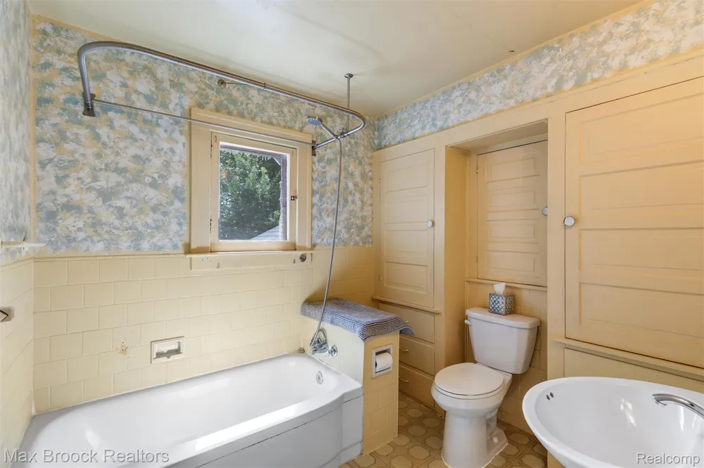 37 Hanover Road Pleasant Ridge City, MI 48069