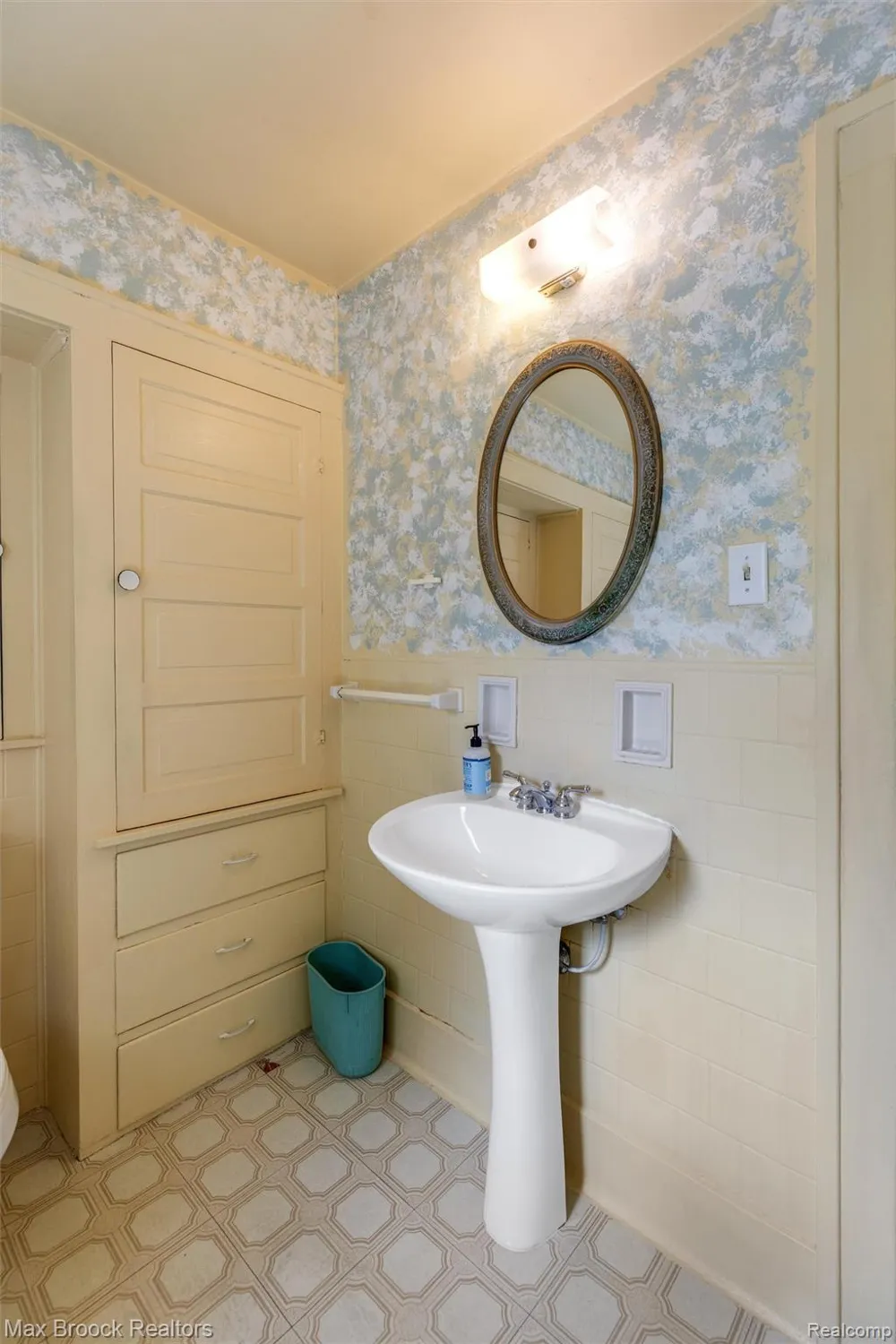 37 Hanover Road Pleasant Ridge City, MI 48069
