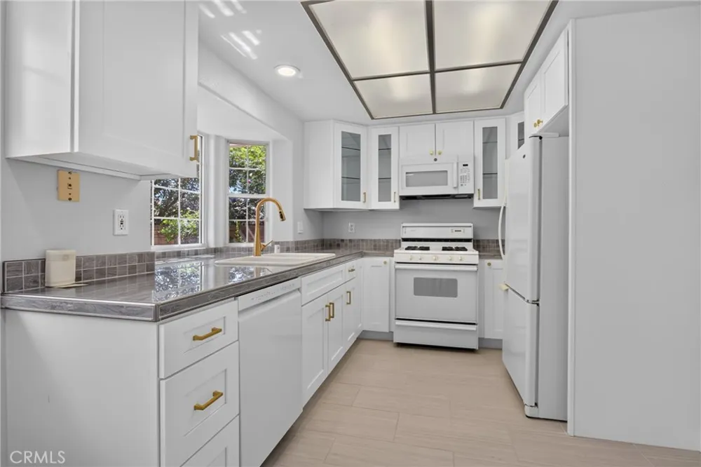 10000 Limerick Avenue Chatsworth, CA 91311