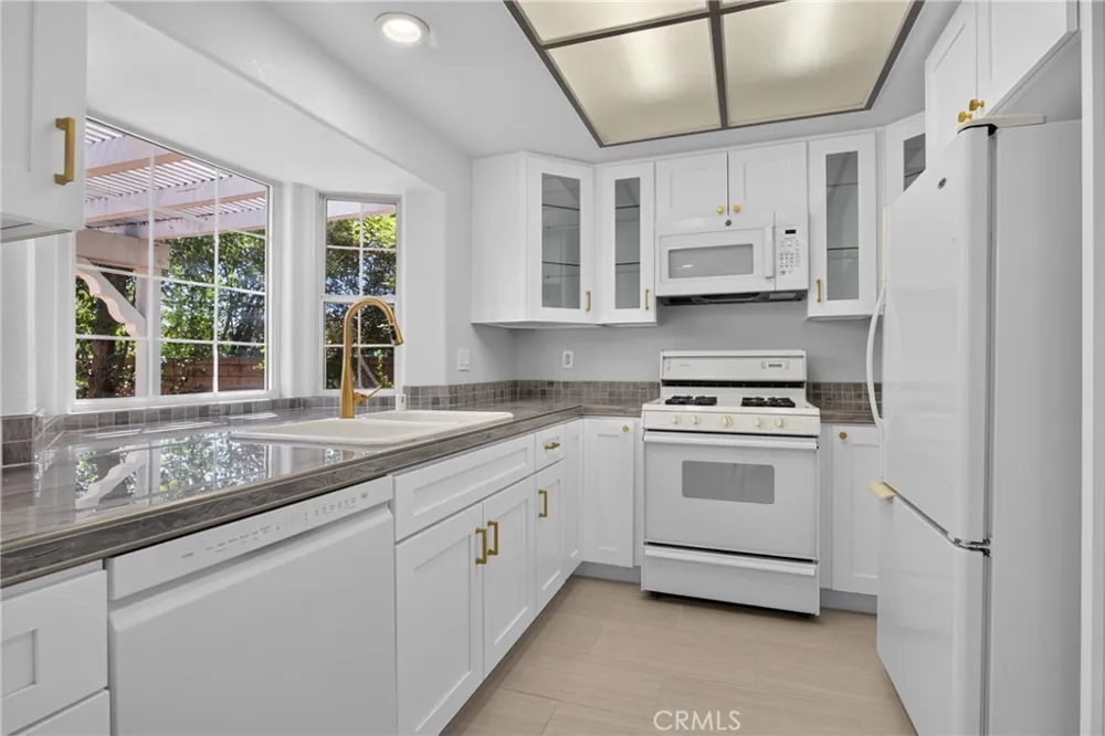 10000 Limerick Avenue Chatsworth, CA 91311