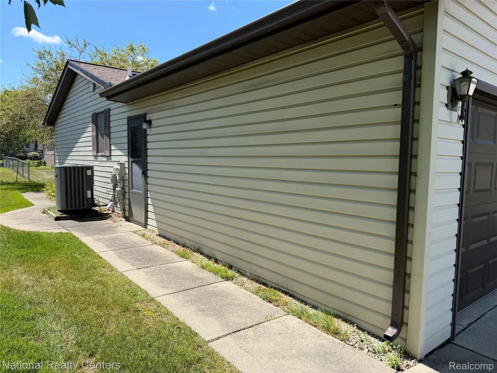 38561 Deer Creek Boulevard Westland City, MI 48185
