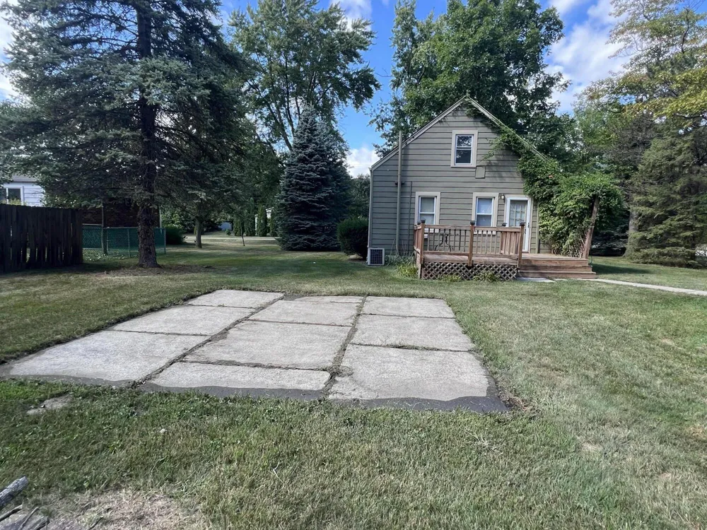 686 Troywood Drive Troy City, MI 48083