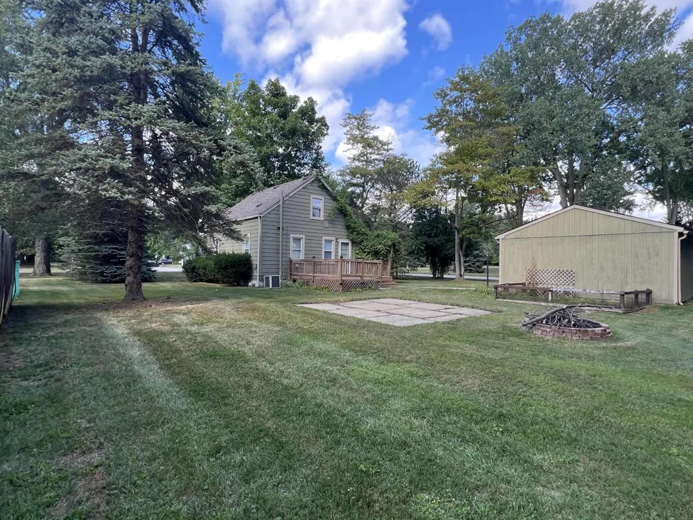 686 Troywood Drive Troy City, MI 48083