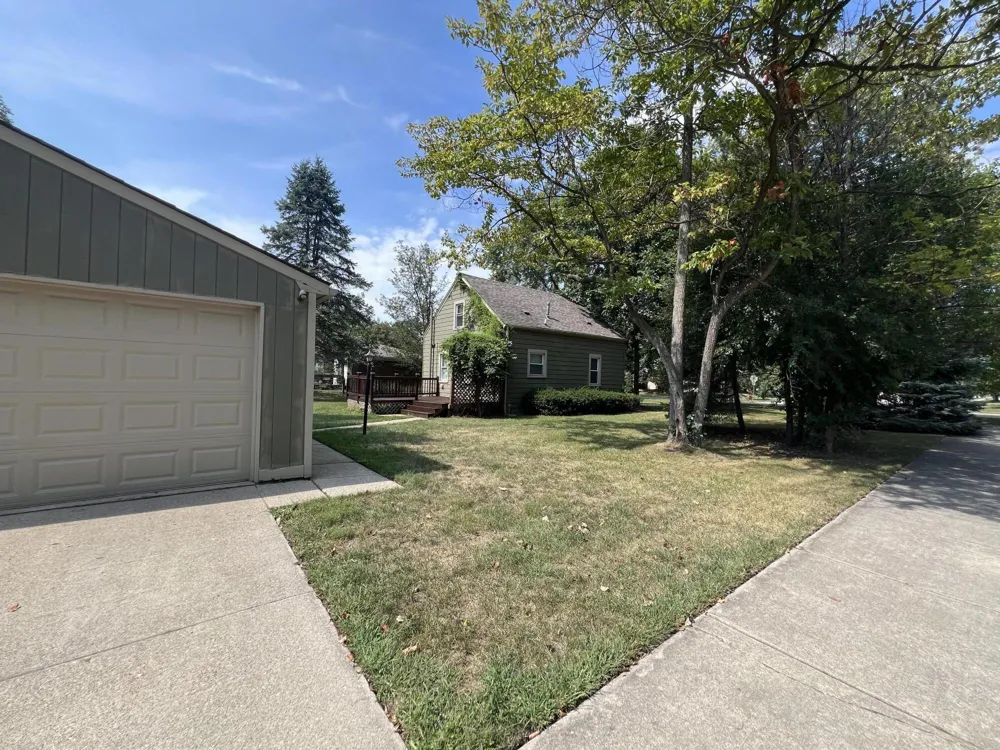 686 Troywood Drive Troy City, MI 48083