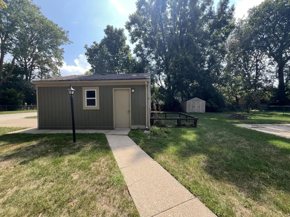 686 Troywood Drive Troy City, MI 48083