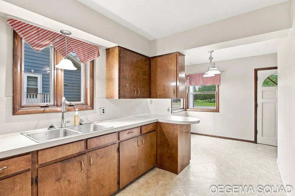 15 E 35th Street Holland City, MI 49423