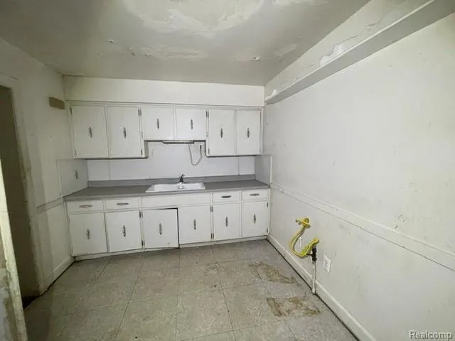 8930 Wayne Road Romulus City, MI 48174