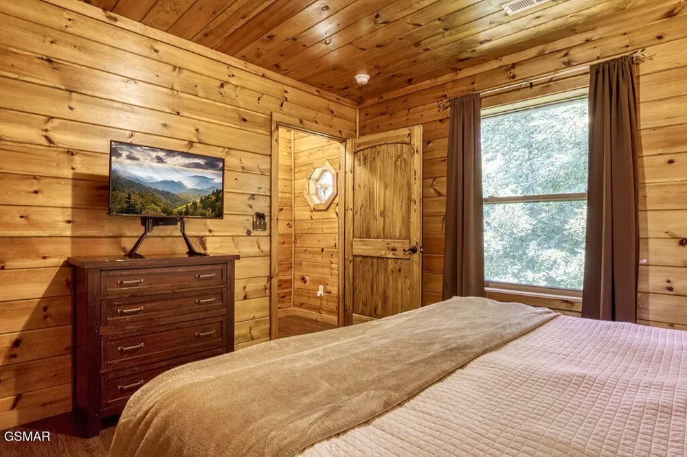 827 Kings Way Gatlinburg, TN 37738
