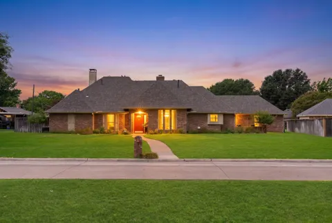 221 Manor Way