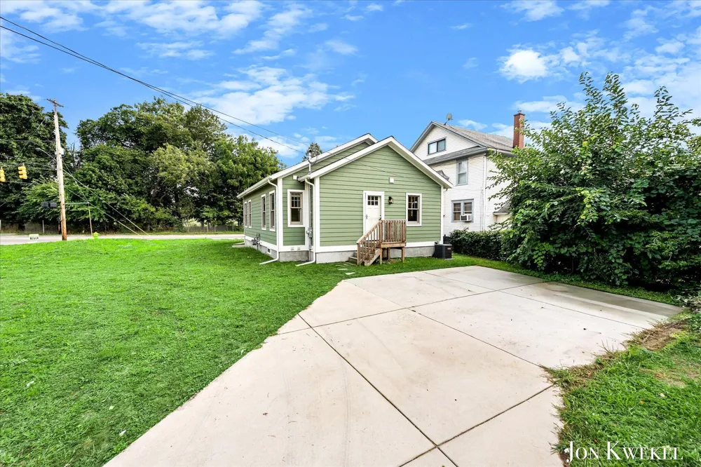 1959 Plainfield Avenue NE Grand Rapids, MI 49505