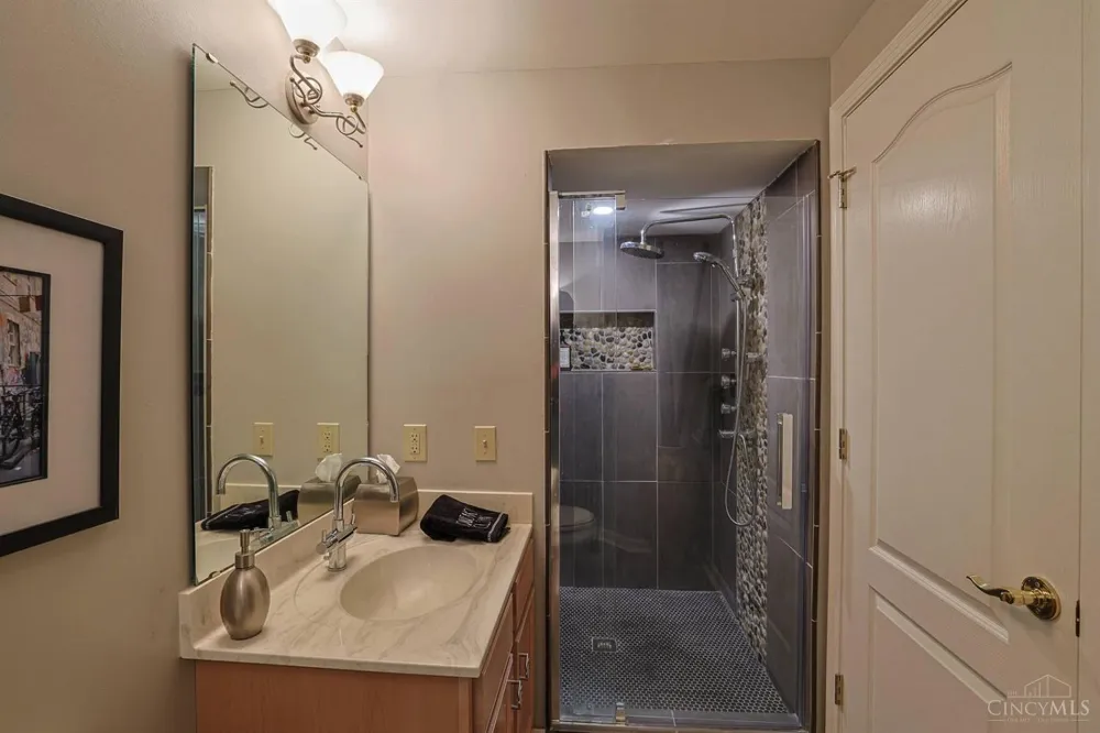 11127 Huntwicke Place Cincinnati, OH 45241