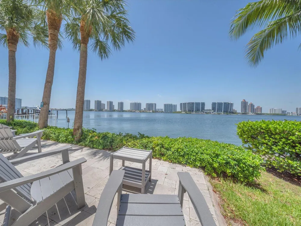 18100 Bay Road #707 Sunny Isles Beach, FL 33160