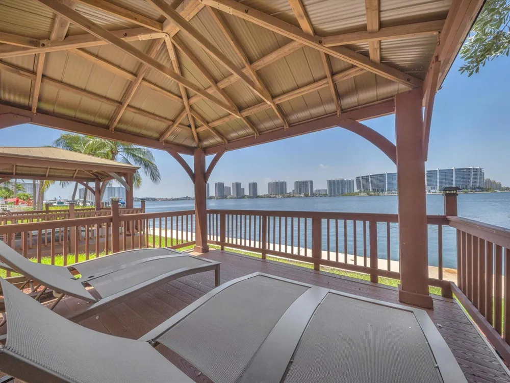18100 Bay Road #707 Sunny Isles Beach, FL 33160