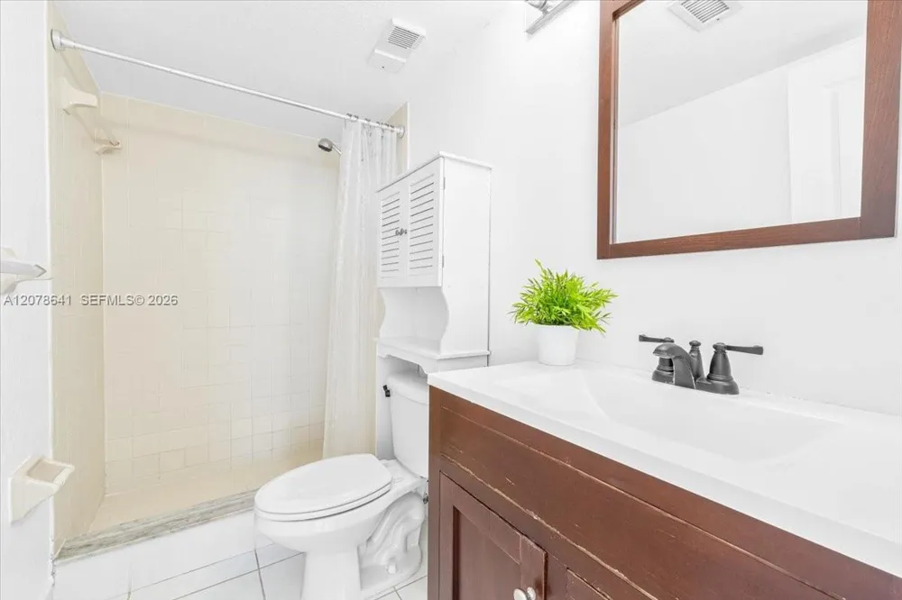 110 Lake Emerald Dr #403 Oakland Park, FL 33309