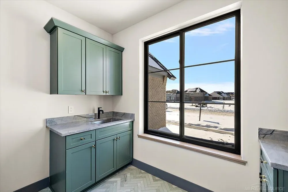 42528 Saddle Lane Sterling Heights City, MI 48314