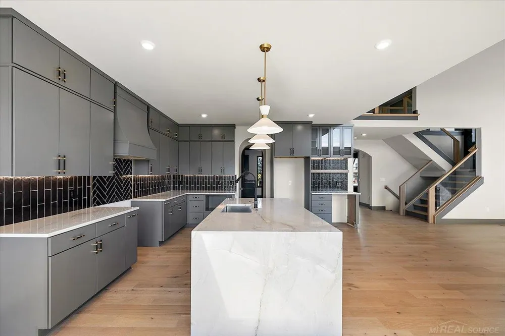 42528 Saddle Lane Sterling Heights City, MI 48314