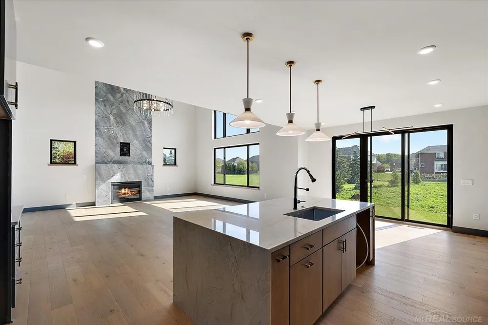 42528 Saddle Lane Sterling Heights City, MI 48314