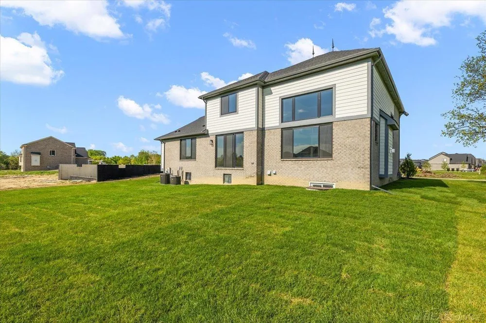 42528 Saddle Lane Sterling Heights City, MI 48314