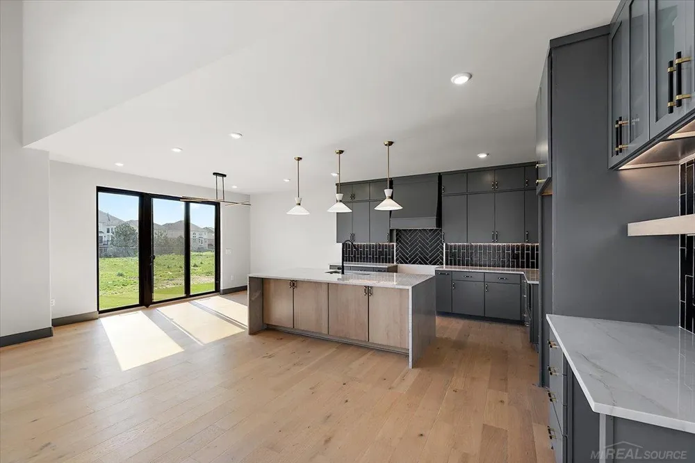 42528 Saddle Lane Sterling Heights City, MI 48314