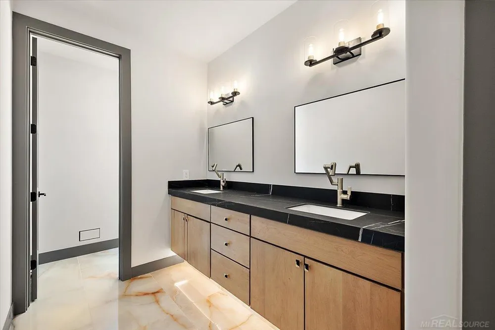 42528 Saddle Lane Sterling Heights City, MI 48314