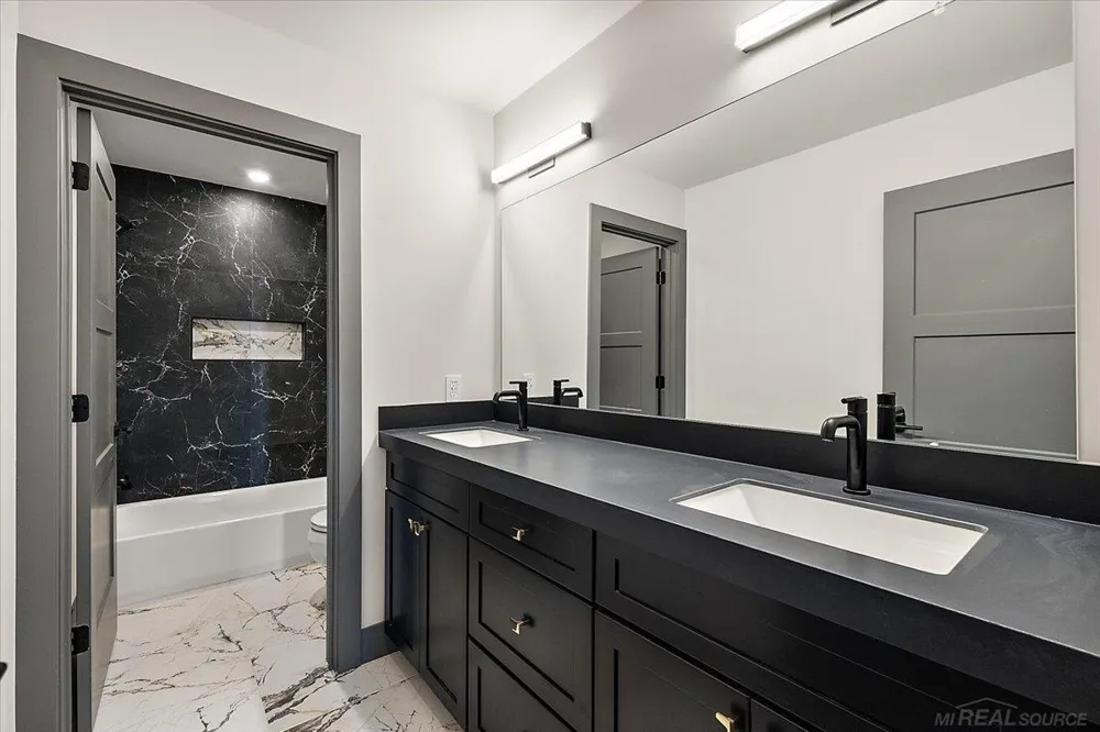 42528 Saddle Lane Sterling Heights City, MI 48314