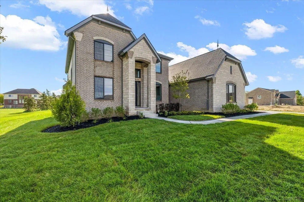 42528 Saddle Lane Sterling Heights City, MI 48314