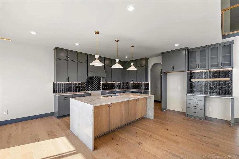 42528 Saddle Lane Sterling Heights City, MI 48314
