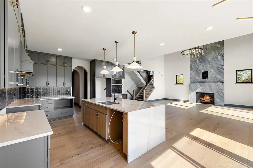 42528 Saddle Lane Sterling Heights City, MI 48314