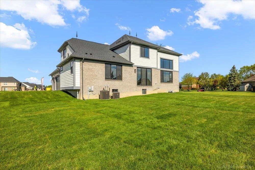 42528 Saddle Lane Sterling Heights City, MI 48314
