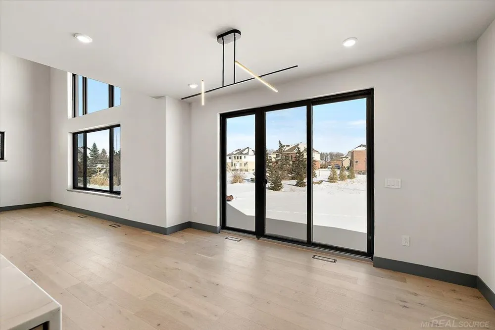 42528 Saddle Lane Sterling Heights City, MI 48314