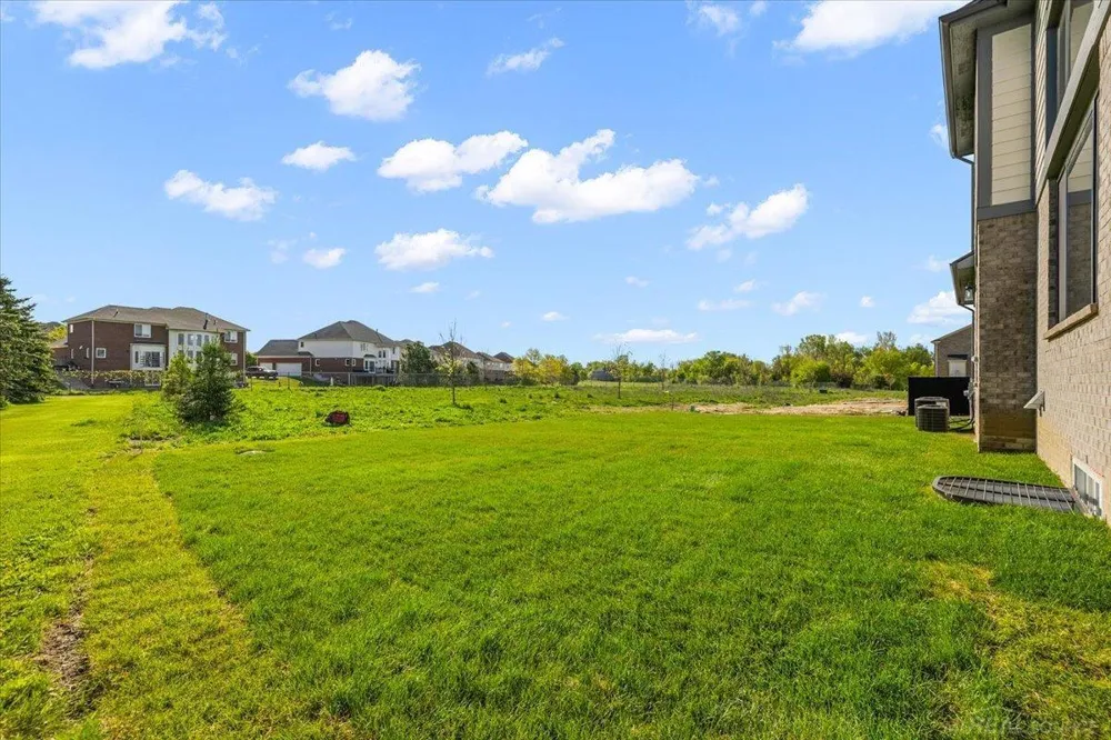 42528 Saddle Lane Sterling Heights City, MI 48314