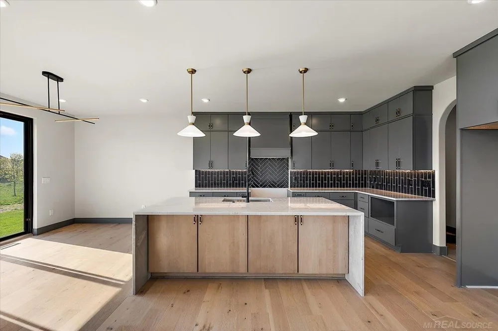 42528 Saddle Lane Sterling Heights City, MI 48314