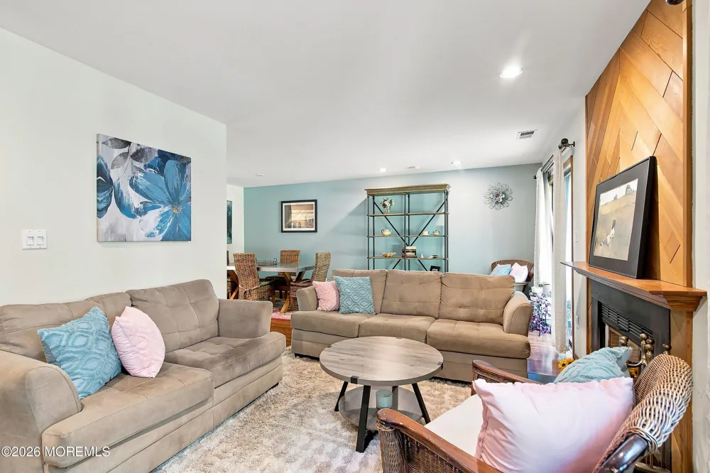 82 Wigwam Lane Tinton Falls, NJ 07724