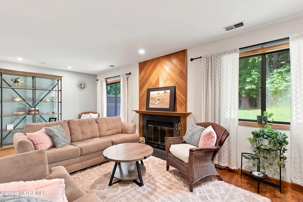 82 Wigwam Lane Tinton Falls, NJ 07724