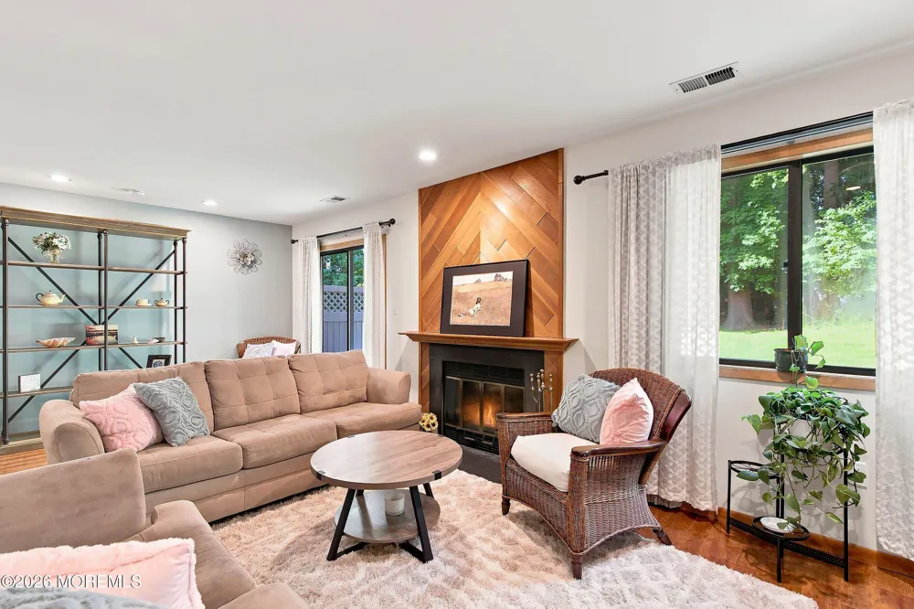82 Wigwam Lane Tinton Falls, NJ 07724