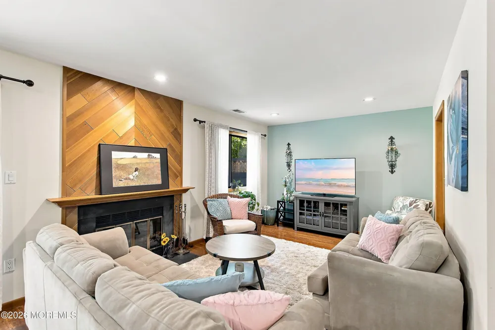 82 Wigwam Lane Tinton Falls, NJ 07724