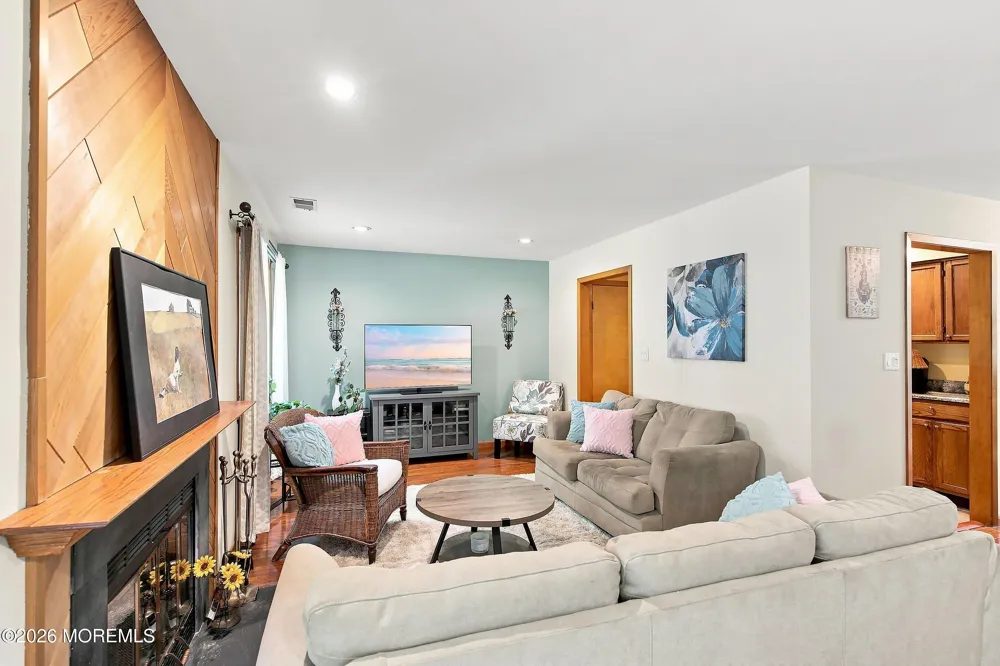82 Wigwam Lane Tinton Falls, NJ 07724