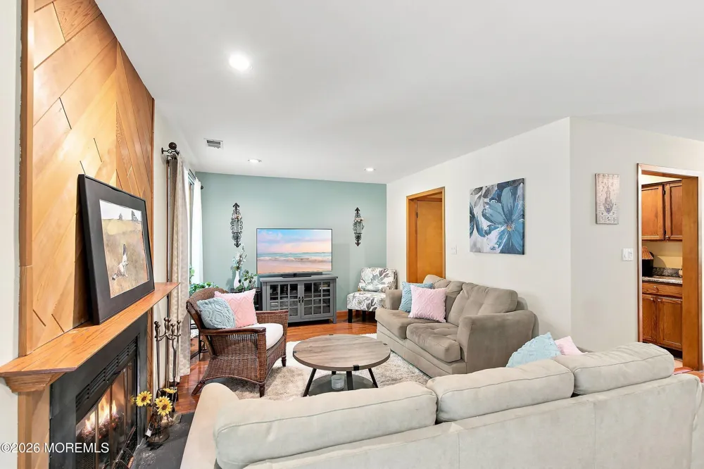 82 Wigwam Lane Tinton Falls, NJ 07724