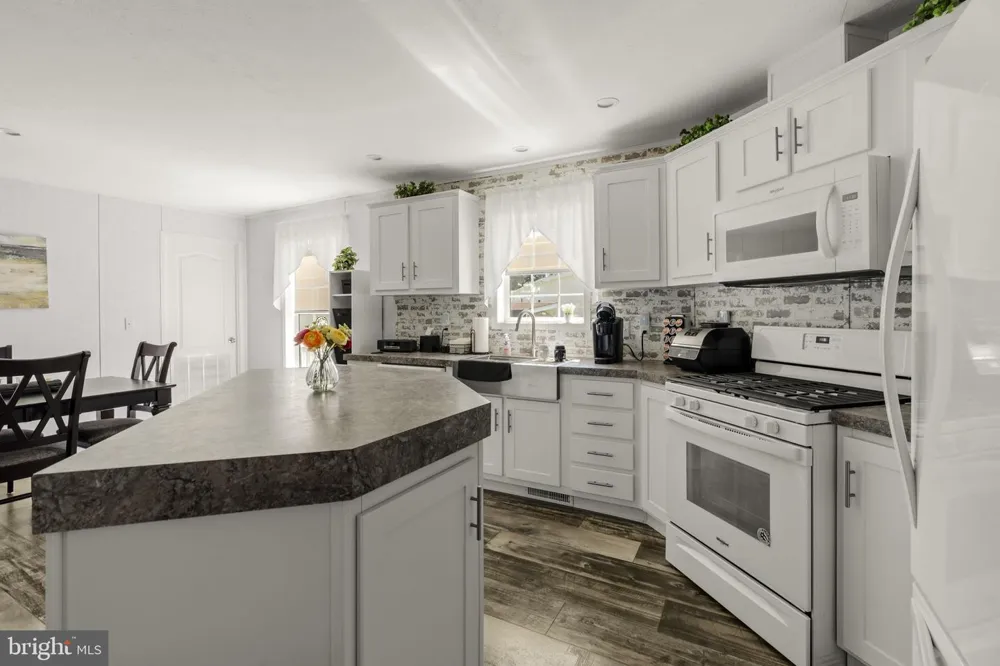 31 RUTH DRIVE Gordonville, PA 17529