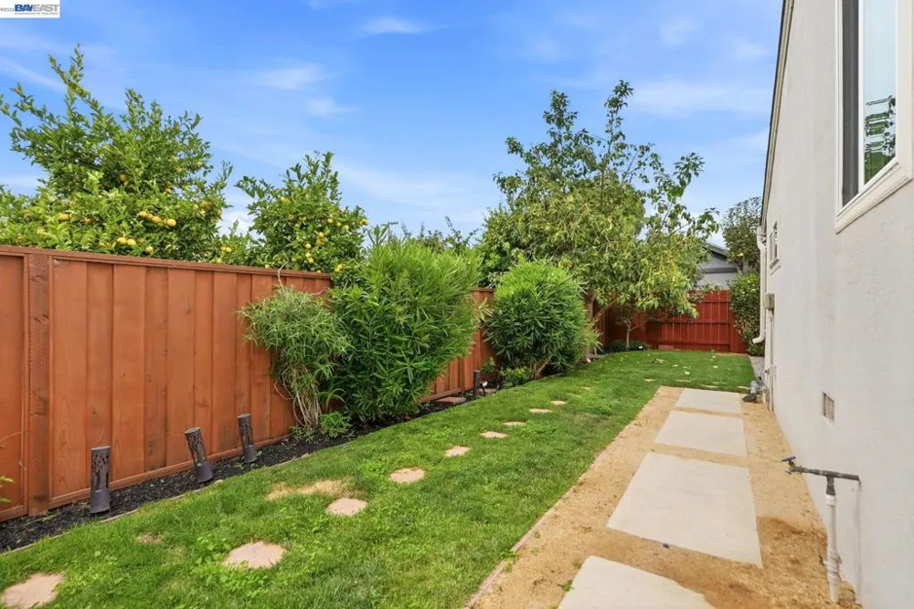 17291 Via Flores San Lorenzo, CA 94580