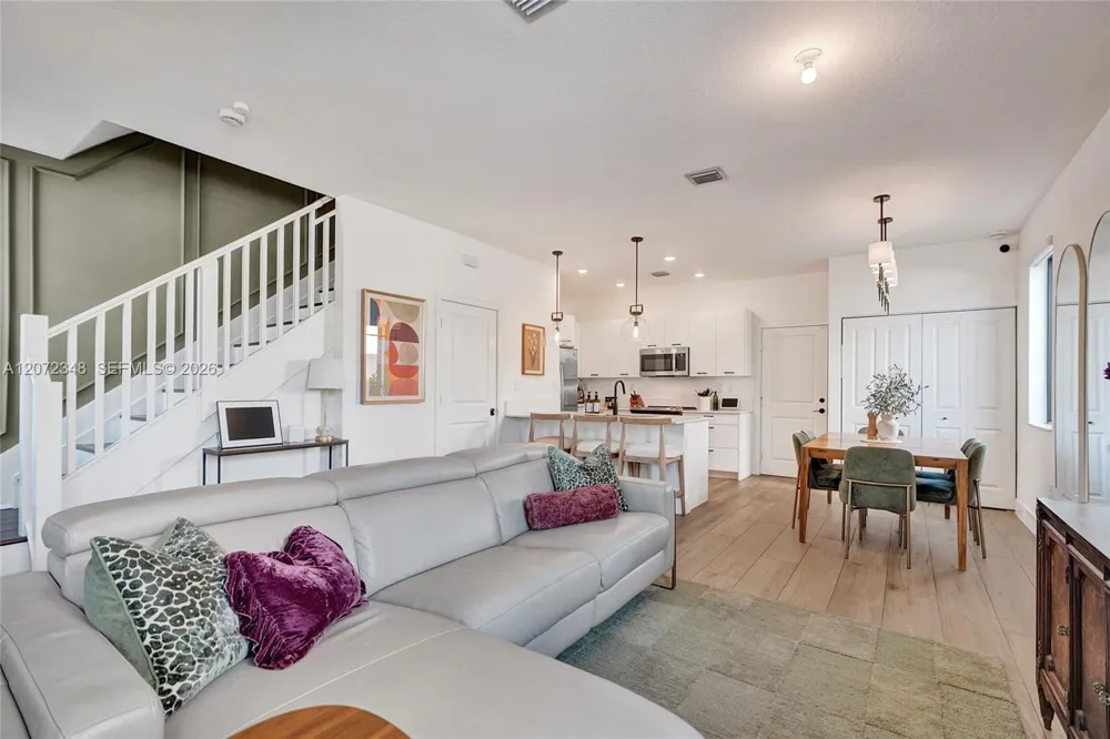 8166 NW 42nd St Doral, FL 33166