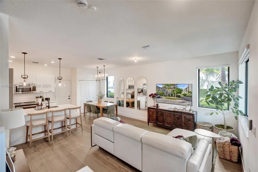 8166 NW 42nd St Doral, FL 33166