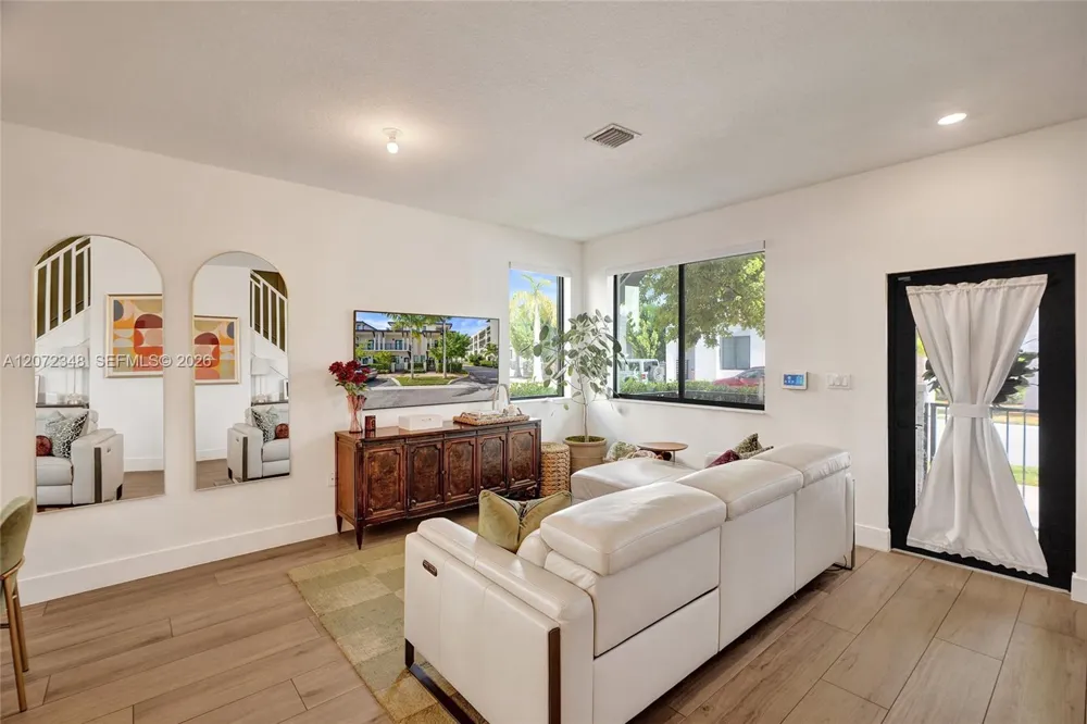 8166 NW 42nd St Doral, FL 33166