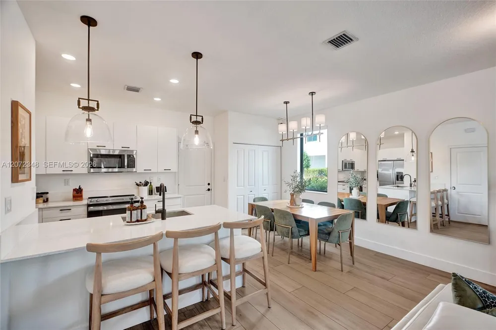 8166 NW 42nd St Doral, FL 33166