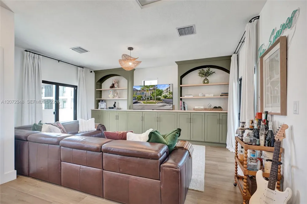 8166 NW 42nd St Doral, FL 33166
