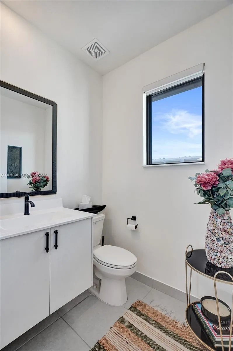 8166 NW 42nd St Doral, FL 33166