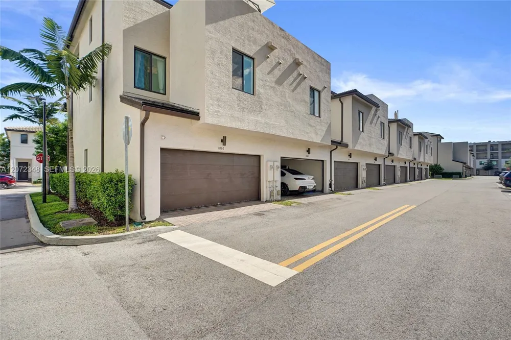 8166 NW 42nd St Doral, FL 33166