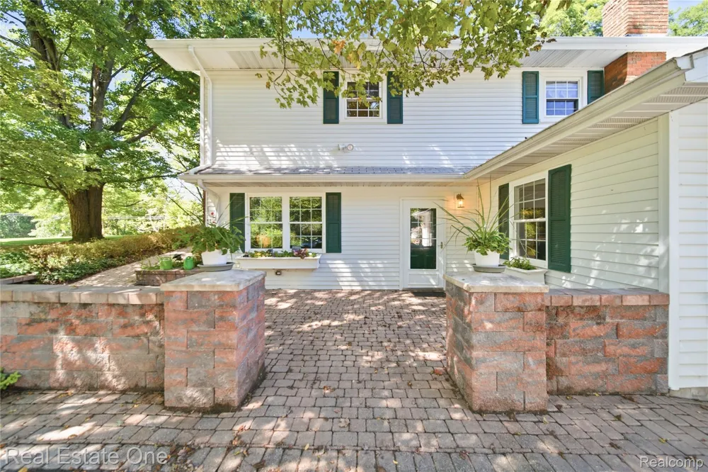 11075 Shadywood Drive Brighton Township, MI 48114