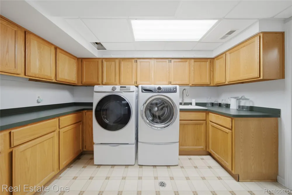 11075 Shadywood Drive Brighton Township, MI 48114