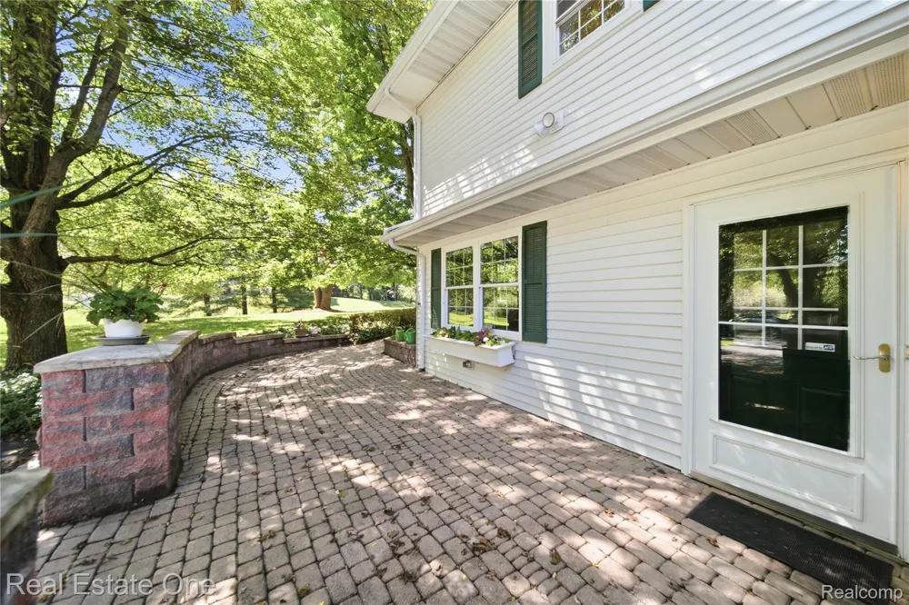 11075 Shadywood Drive Brighton Township, MI 48114